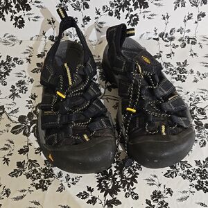 Black and Yellow Outdoor Sandals B128